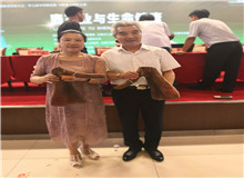 集團(tuán)董事長(zhǎng)與鹿王合影
